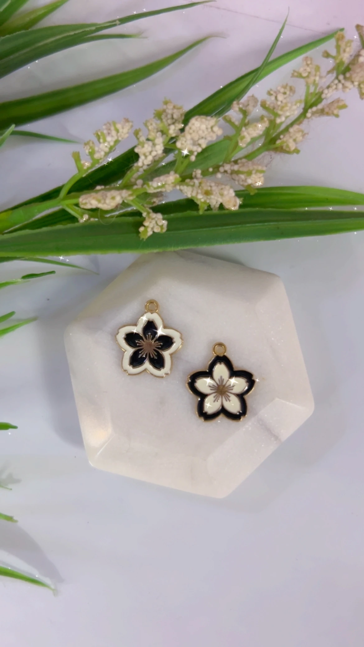 {"eId":"242138557067279","CameraPosition":1} Floral - Image 1