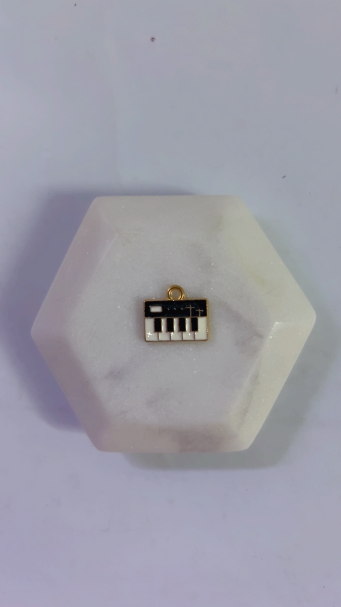 {"eId":"242138557067279","CameraPosition":1} Piano - Image 1